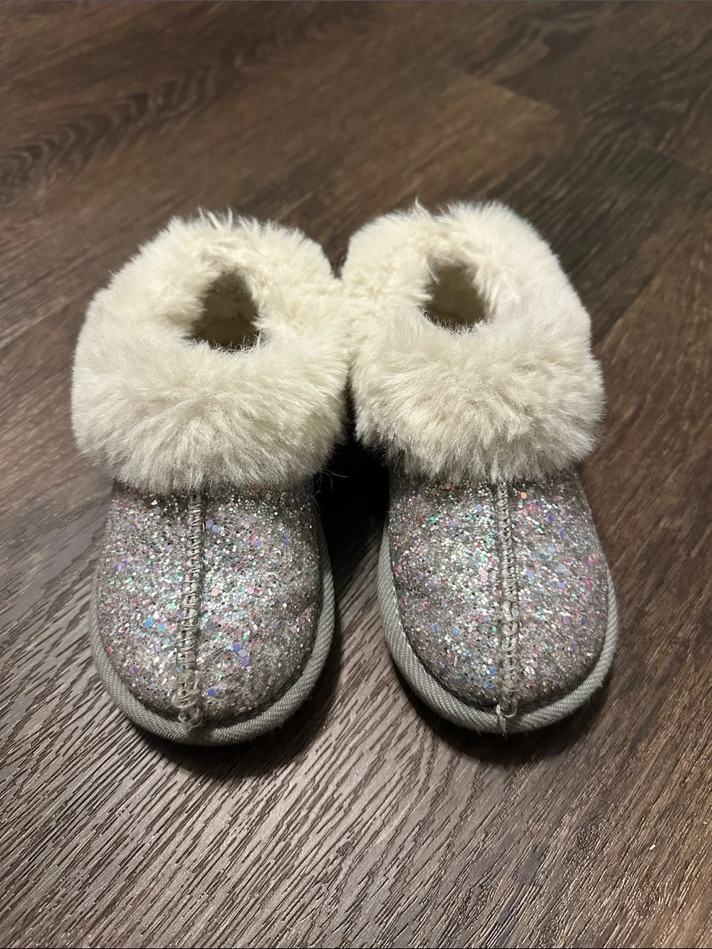 Cat & Jack Girls Glitter Moccasin Slippers with Cream Faux Fur